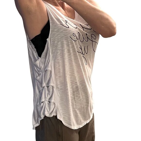 NWT Graphic “Never Give Up”Women's White Graphic Woven Side Tank Top L - Picture 5 of 8